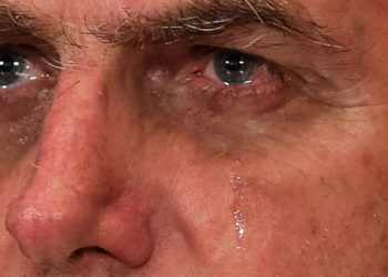 Mito chora no aeroporto de Brasília por ser impedido de ir à posse de Trump