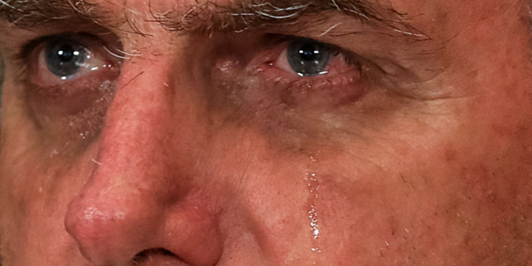 Mito chora no aeroporto de Brasília por ser impedido de ir à posse de Trump