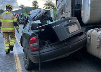 Jovem de 18 anos morre após carro colidir com caminhão no centro-oeste de Minas