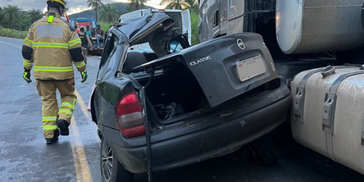 Jovem de 18 anos morre após carro colidir com caminhão no centro-oeste de Minas