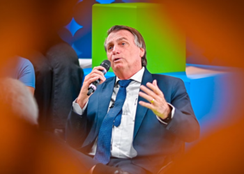 Bolsonaro cita facada e 8/1 para se comparar a Trump: ‘há muita semelhança entre nós’