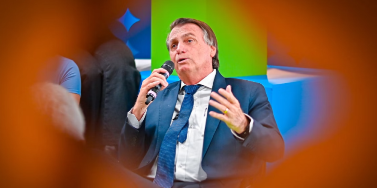 Bolsonaro cita facada e 8/1 para se comparar a Trump: ‘há muita semelhança entre nós’