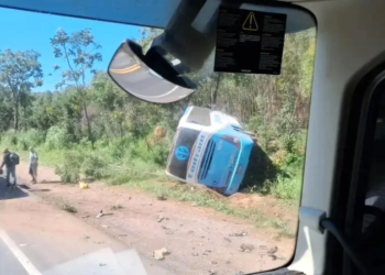 Motorista morre em colisão entre carro e ônibus na BR-135, em Minas Gerais
