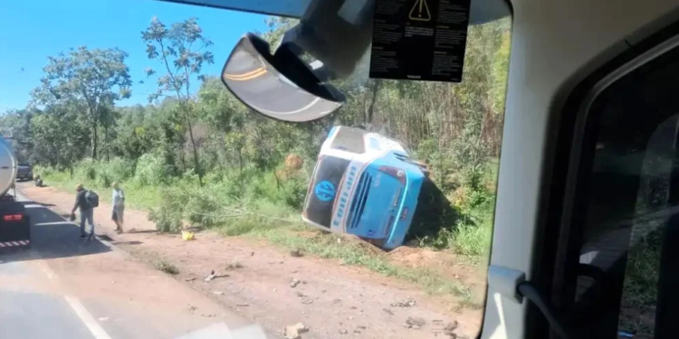 Motorista morre em colisão entre carro e ônibus na BR-135, em Minas Gerais