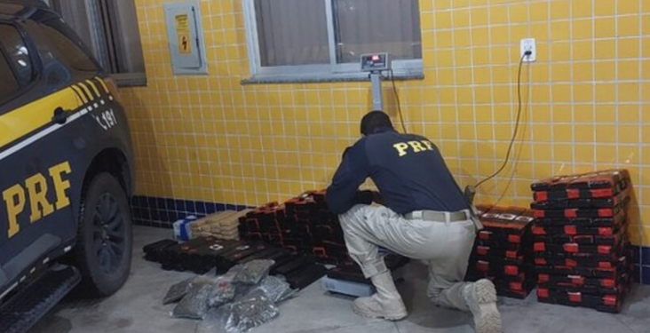 Sem carteira de motorista mulher de 33 anos é presa com mais de 220kg de maconha a caminho do Rio de Janeiro