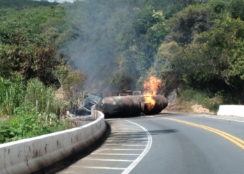 BR-251 é interditada após caminhão-tanque pegar fogo e motorista morrer carbonizado