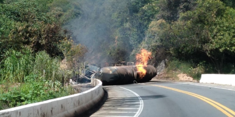 BR-251 é interditada após caminhão-tanque pegar fogo e motorista morrer carbonizado