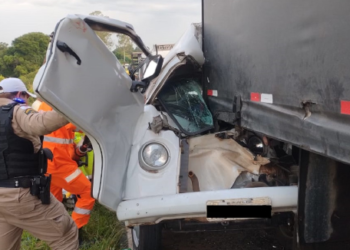 Kombi com seis pessoas se envolve em engavetamento com caminhões