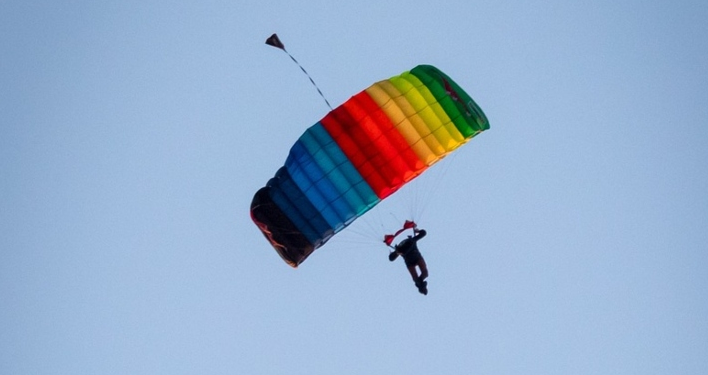 Turista chileno é detido após saltar de base jump de hotel em Copacabana, no RJ
