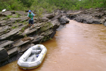Mãe joga bebê de 11 meses em rio e liga para a polícia após o crime