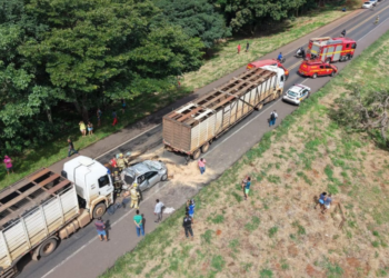 Carro é prensado por duas carretas em engavetamento na BR-365, em Uberlândia