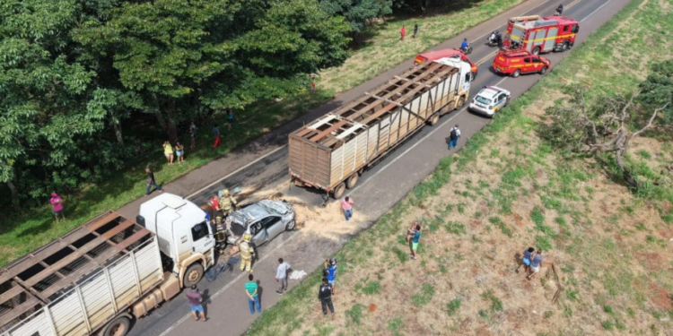 Carro é prensado por duas carretas em engavetamento na BR-365, em Uberlândia