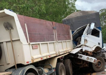 Três caminhões e um carro se envolvem em engavetamento na BR-040, em MG