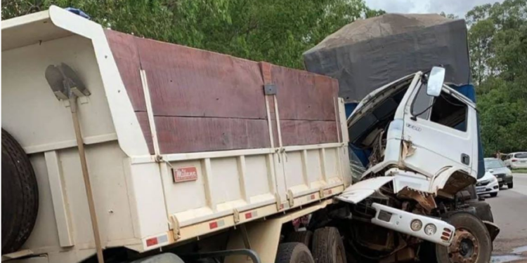 Três caminhões e um carro se envolvem em engavetamento na BR-040, em MG