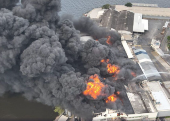 Incêndio em fábrica de óleo no RJ é controlado após 28 horas de trabalho dos bombeiros