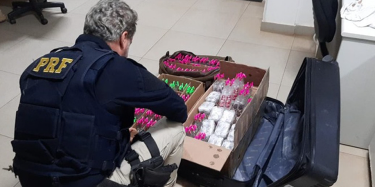 Jovem  de 19 anos é preso na BR-040 com 360 frascos de lança-perfume que seriam vendidos em pré-Carnaval em BH