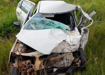 Carro bate de frente com caminhão e homem fica ferido em Uberlândia
