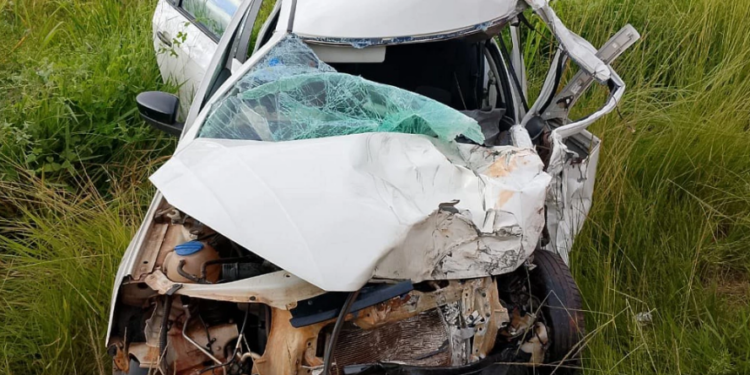 Carro bate de frente com caminhão e homem fica ferido em Uberlândia