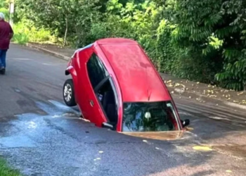 Carro cai em buraco enquanto pai levava filho para creche no Paraná