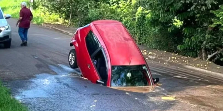 Carro cai em buraco enquanto pai levava filho para creche no Paraná