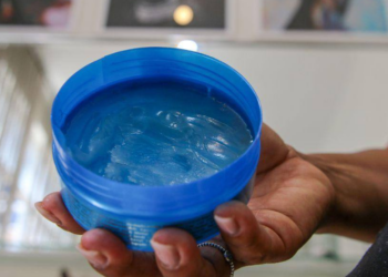 Anvisa suspende comercialização de 47 pomadas para modelar cabelos; confira a lista