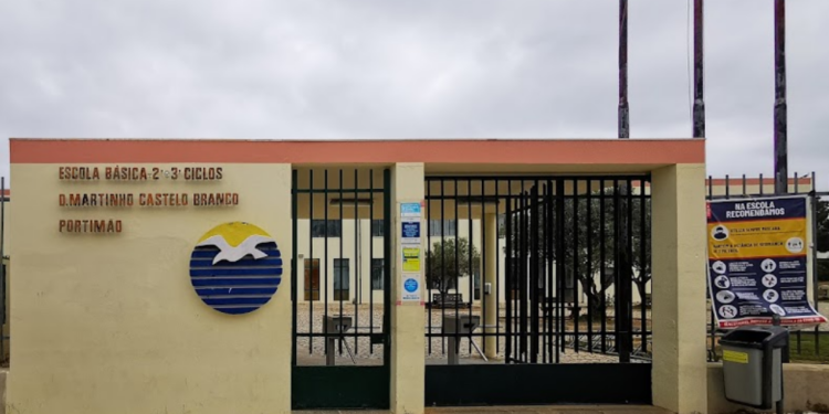 Portugal: Brasileira de 38 anos invade escola em Portimão e parte pra cima de professora que deu empurrão em seu filho