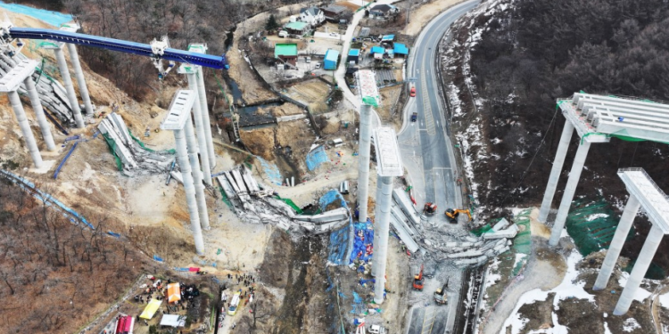 Ponte em construção desaba deixando 4 mortos e 6 feridos na Coreia do Sul