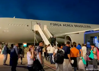 Avião com 96 brasileiros deportados dos EUA chega ao Brasil