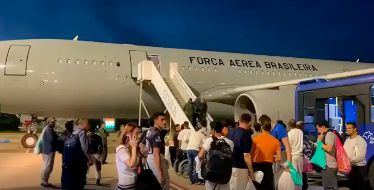 Avião com 96 brasileiros deportados dos EUA chega ao Brasil