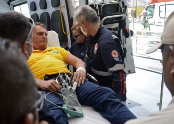 Bolsonaro é internado no Nordeste com dores abdominais e pode passar por cirurgia