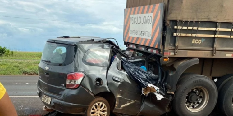 Acidente entre carro e caminhão na BR-365, em MG deixa cinco mortos