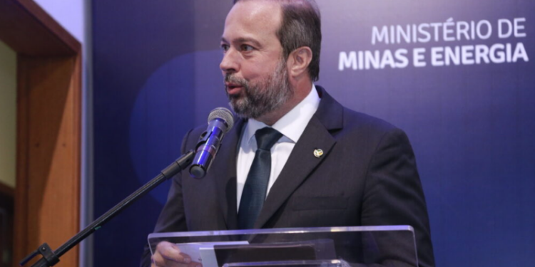 Governo busca consenso para ampliar isenção na conta de luz a 60 milhões de brasileiros