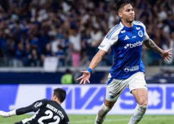 Cruzeiro goleia Bahia no Mineirão por 3 a 0 e sobe para a quinta posição no Brasileirão