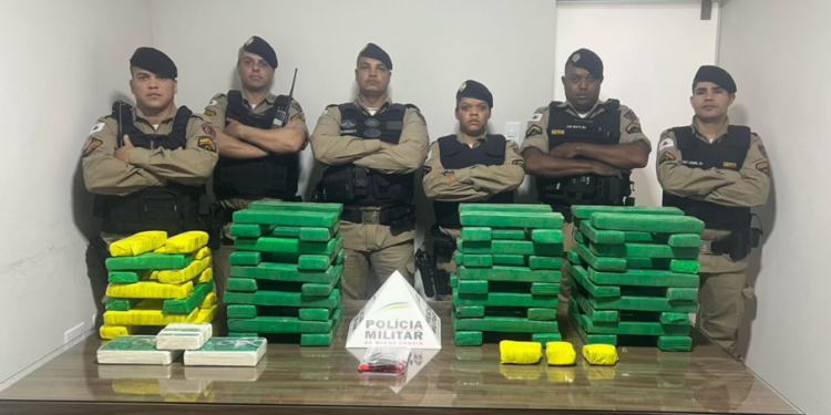 Motorista  é preso com 74 barras de maconha e três de cocaína em Conselheiro Pena MG