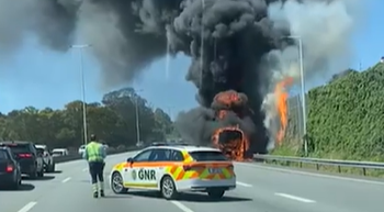 Ônibus com 40 crianças pega fogo na Autoestrada A5 em Lisboa