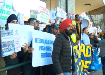 Protesto de imigrantes no Porto é interrompido por ativista contra a imigração