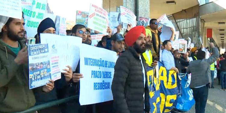 Protesto de imigrantes no Porto é interrompido por ativista contra a imigração