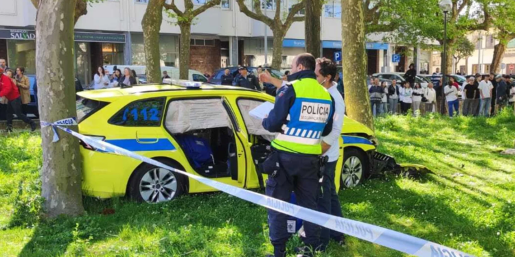 Portugal: Viatura do INEM perde controle e causa atropelamento no centro de Espinho