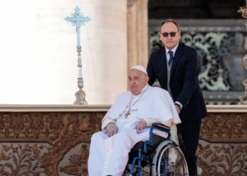 Quem é Massimiliano Strappetti? O enfermeiro que sempre aparece ao lado do papa Francisco