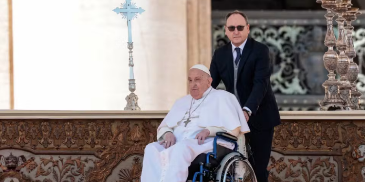 Quem é Massimiliano Strappetti? O enfermeiro que sempre aparece ao lado do papa Francisco