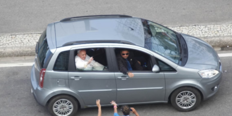Saiba onde está o carro simples usado pelo papa Francisco na sua visita ao Brasil em 2013