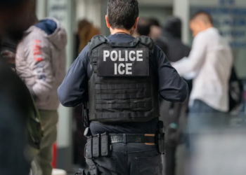 EUA: mais de 100 migrantes detidos durante operação em casa noturna