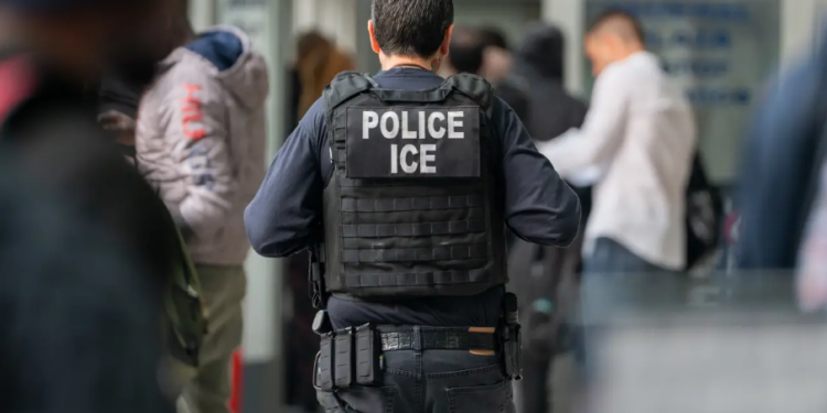 EUA: mais de 100 migrantes detidos durante operação em casa noturna