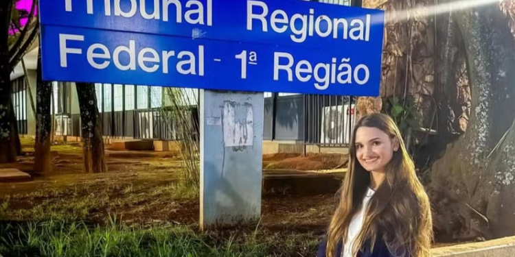 Mineira de 25 anos natural de Inhapim (MG) se torna a mais jovem juíza federal do Brasil