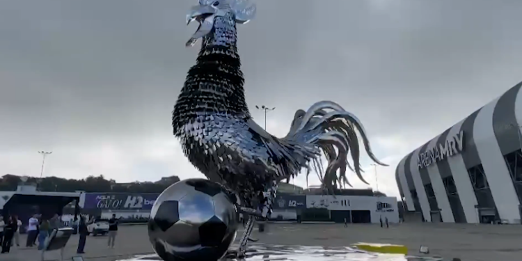 Clube Atlético-MG inaugura estátua de Galo na Arena MRV