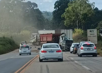Acidente com carretas interdita BR-040 em Nova Lima e deixa dois feridos