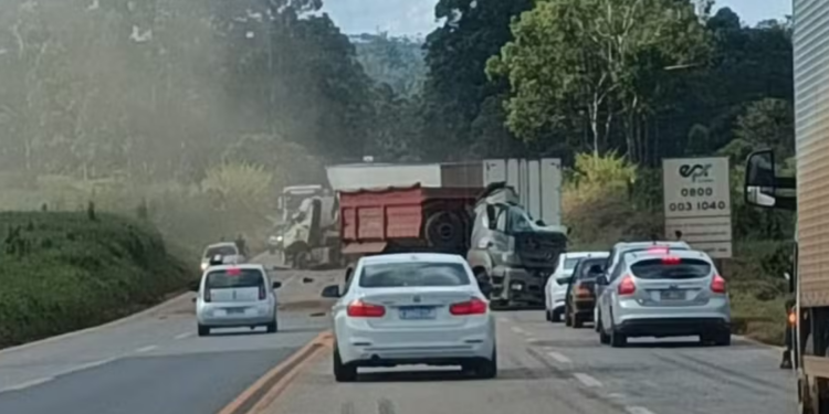 Acidente com carretas interdita BR-040 em Nova Lima e deixa dois feridos
