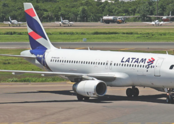 Passageira será indenizada em R$ 10 mil após caos em voo cancelado da LATAM
