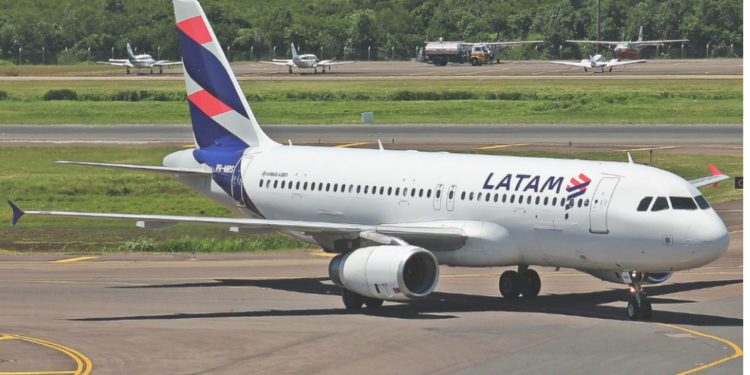 Passageira será indenizada em R$ 10 mil após caos em voo cancelado da LATAM