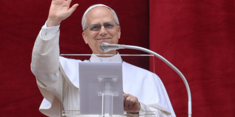 Cardeal americano Robert Prevost é eleito novo papa e adota o nome Leão 14